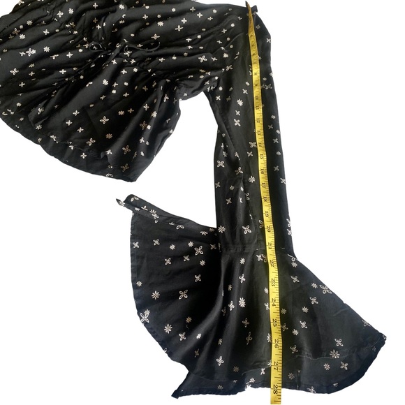 Kimchi Blue Black White Floral Flutter Sleeve Top Small - Picture 11 of 11